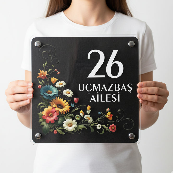 Kişiye Özel Çiçek Motifli Kapı Numarası ve Aile İsmi Tabelası