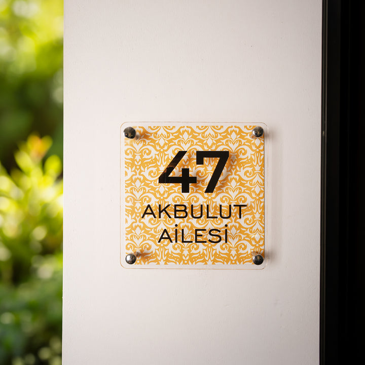 Geleneksel Sarı Desenli Kapı İsimliği