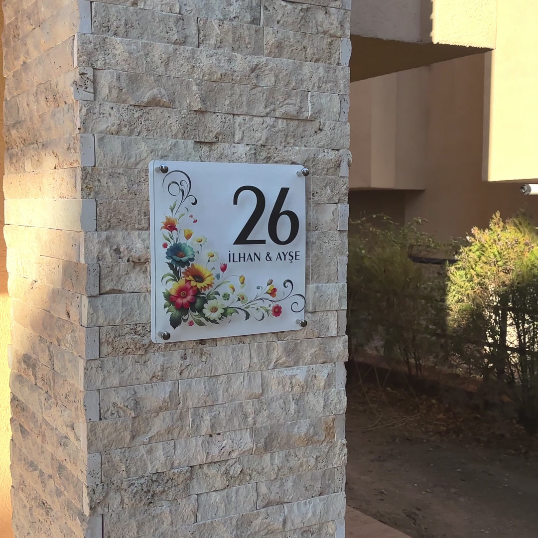 Kişiye Özel Çiçek Motifli Kapı Numarası ve Aile İsmi Tabelası